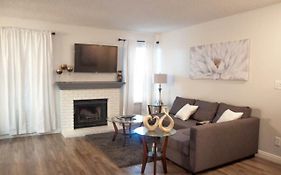 Luxurious Stay At Modern Condo
